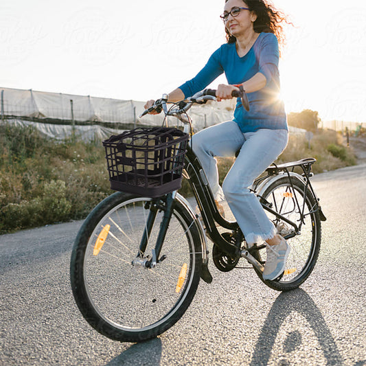 panier pour velo avec femme sportive
