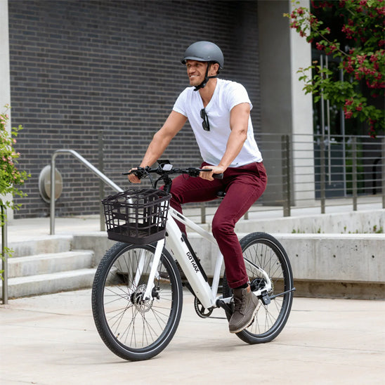 panier pour velo avec homme souriant