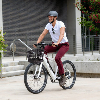 panier pour velo avec homme souriant